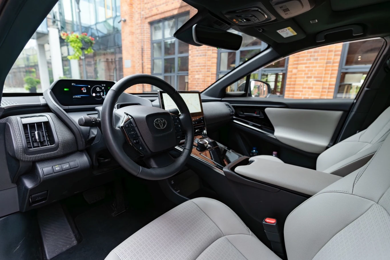 Toyota bZ4X z rocznika 2023 dostępna jest obecnie w dwóch wariantach wyposażenia.