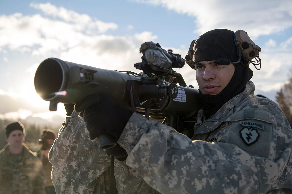 Tysiące granatników Carl-Gustaf M4 trafi do Wojska Polskiego. Mogą unieszkodliwić najpotężniejsze czołgi Rosjan