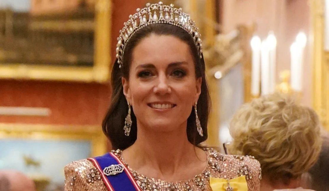 Księżna Kate nosi biżuterię, w tym tiarę po swojej zmarłej teściowej