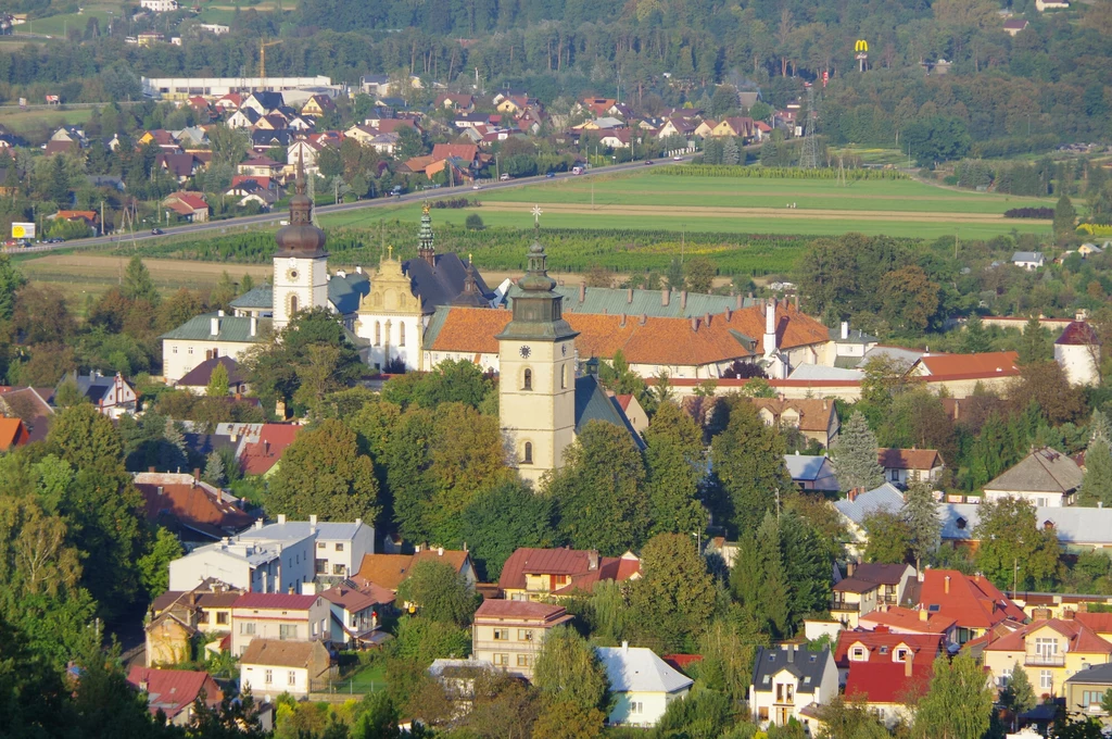 Stary Sącz, Panorama miasta z tarasu widokowego Leśnego Mola - widoczny zespół klasztorny ss. Klarysek z kościolem Trójcy Świętej i św. Klary