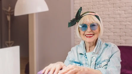 Warto wiedzieć, których kolorów paznokci powinny unikać dojrzałe kobiety. Te barwy nie są wskazane po 50-tce. 