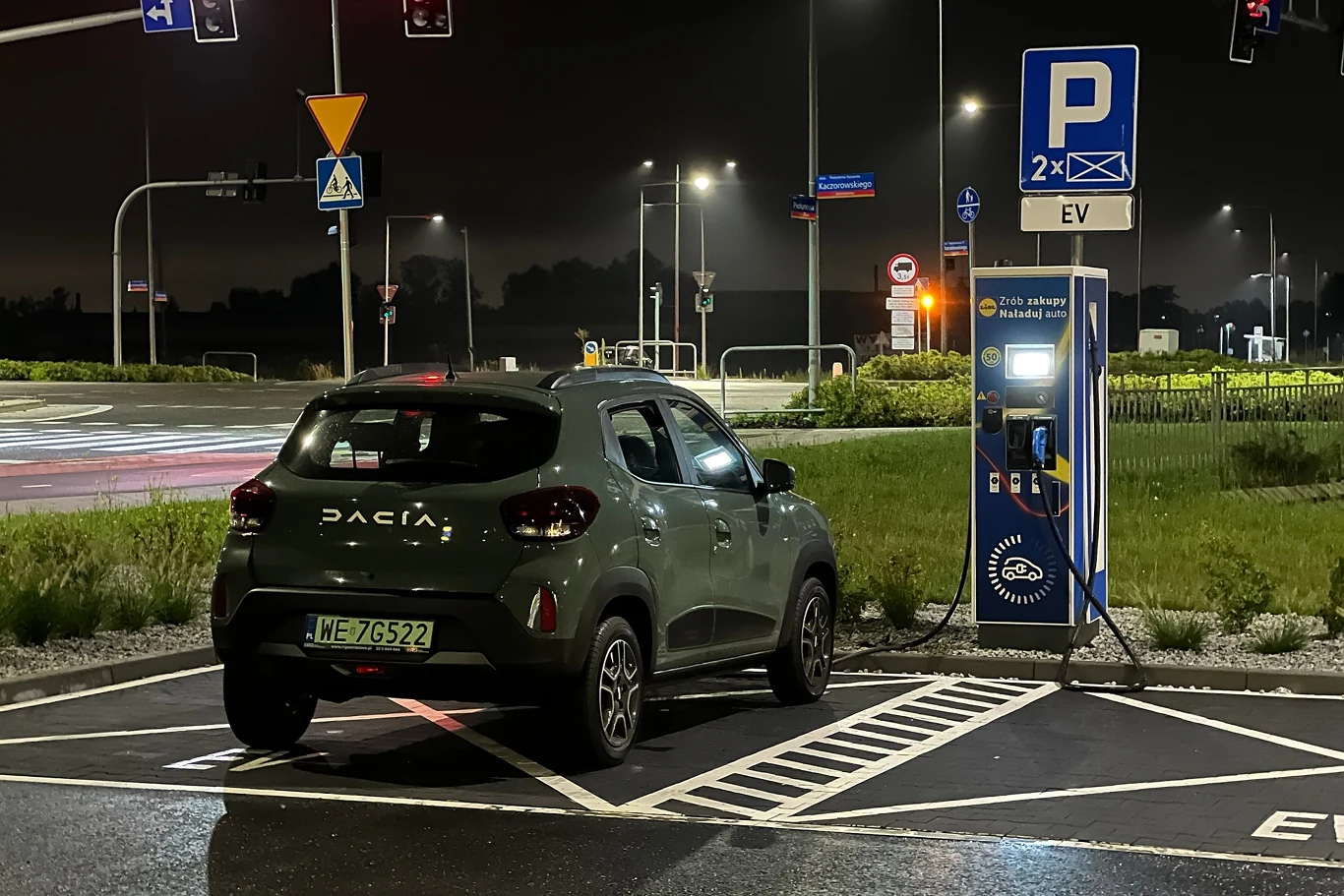 Ładowarki pod Lidlem już płatne. Ile zapłacimy?
