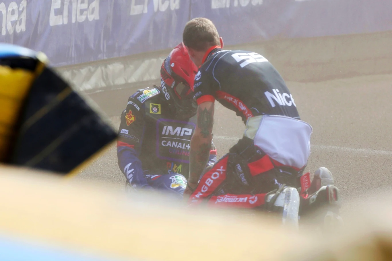 Piotr Pawlicki po upadku. Obok brat Przemysław Pawlicki.