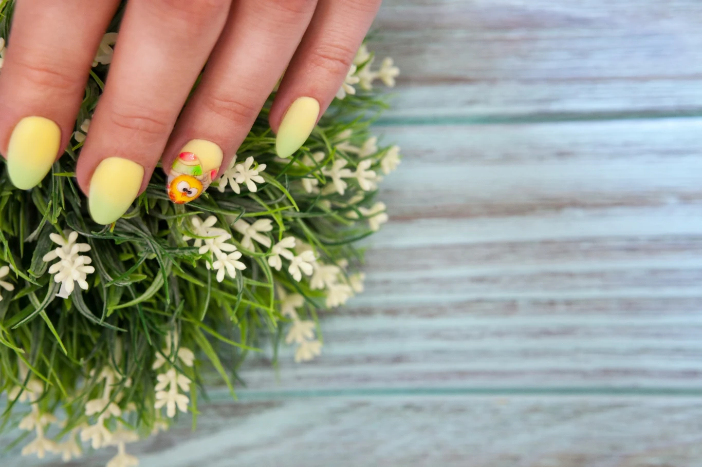 Manicure na Wielkanoc to m.in. specjalne, świąteczne zdobienia Manicure na Wielkanoc to m.in. specjalne, świąteczne zdobienia