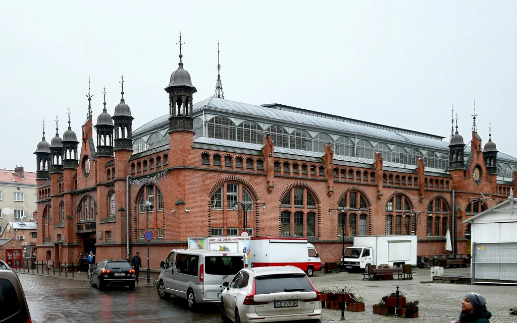 Hala Targowa z zewnątrz. Budynek przeszedł ostatni remont generalny w 2005 roku Hala Targowa z zewnątrz. Budynek przeszedł ostatni remont generalny w 2005 roku