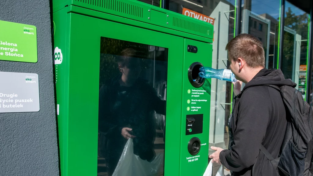 Od 2025 r. w Polsce będzie działał system kaucyjny. Producenci recyklomatów i butelkomatów prześcigają się w pomysłach na jak najsprawniejszy zwrot opakowań