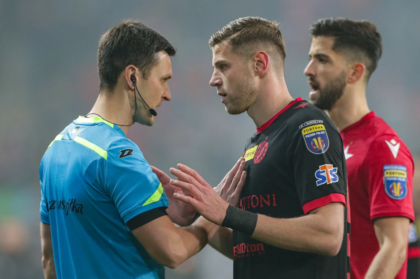 Sędzia Damian Kos i Imad Rondić w meczu Wisły z Widzewem Sędzia Damian Kos i Imad Rondić w meczu Wisły z Widzewem