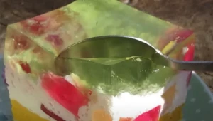 Kolorowe ciasto z galaretką znika z blachy w 1 dzień. Teściowa wcina, aż jej się uszy trzęsą