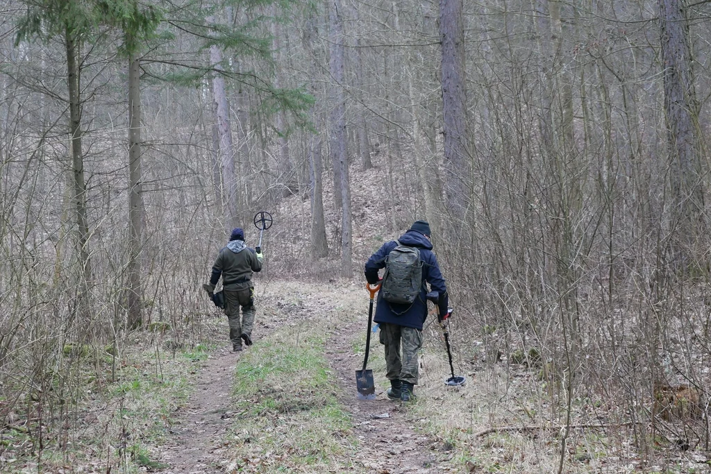 Stowarzyszenie Historyczno-Eksploracyjne Ziemi Węgorzewskiej - Wendrusz do poszukiwań wykorzystuje m.in. wykrywacze metali.