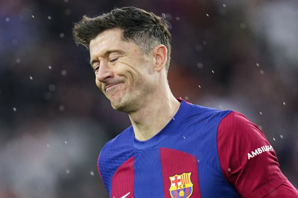 Robert Lewandowski - kapitan piłkarskiej reprezentacji Polski - podczas meczu FC Barcelona w rozgrywkach La Liga Robert Lewandowski - kapitan piłkarskiej reprezentacji Polski - podczas meczu FC Barcelona w rozgrywkach La Liga