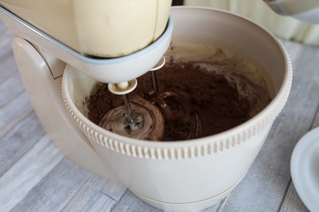 Ugotowana na wodzie lub mleku kasza jaglana sprawi, że brownie nabierze idealnej konsystencji