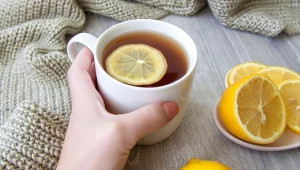 Zanim dodasz cytrynę do herbaty, najpierw wyjmij torebkę lub usuń z naparu liście