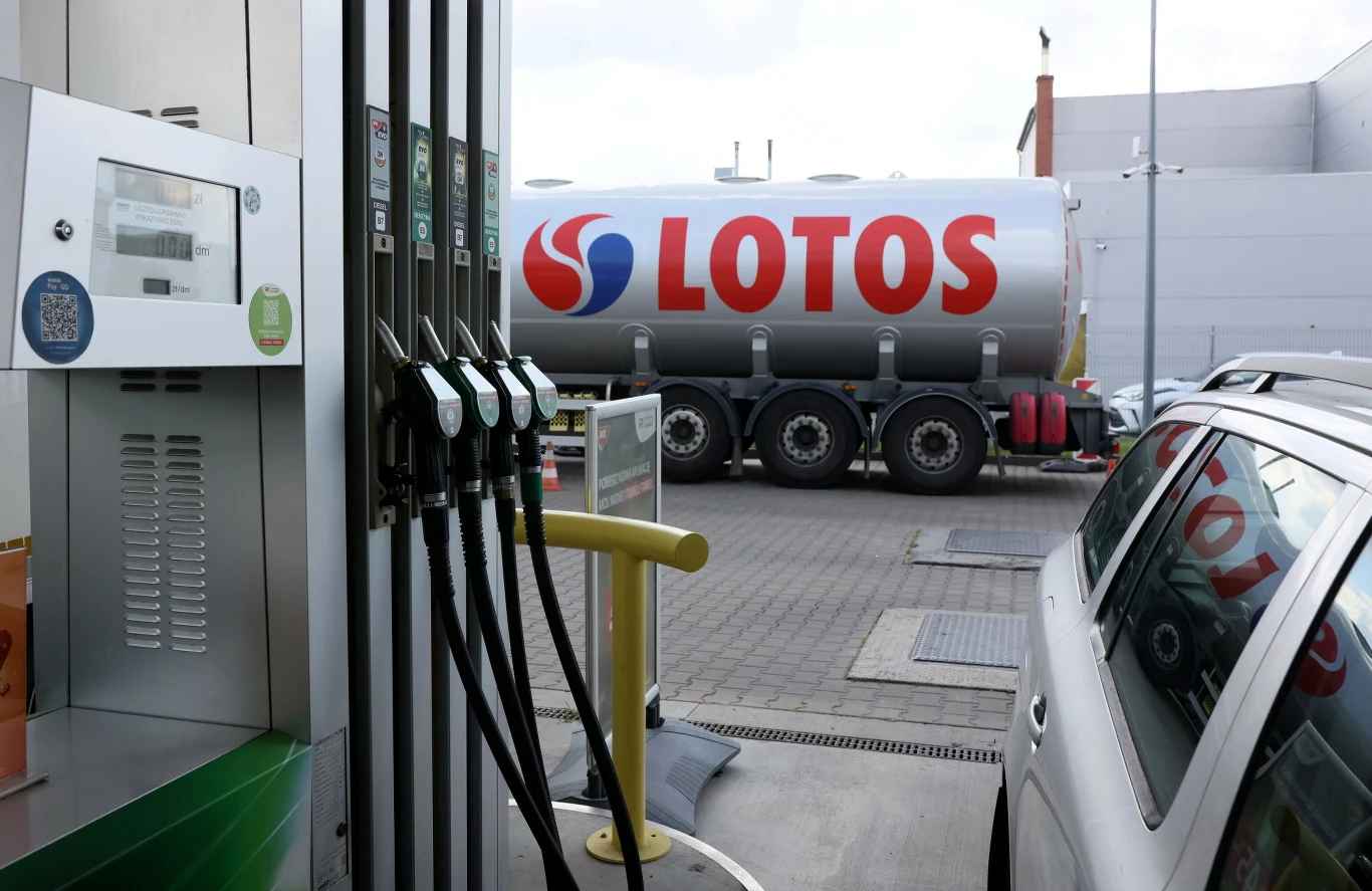 Fuzja Orlenu i Lotosu. Funkcjonariusze ABW zabezpieczają dokumenty Fuzja Orlenu i Lotosu. Funkcjonariusze ABW zabezpieczają dokumenty