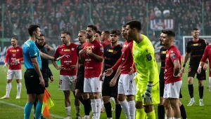 Piłkarze Wisły Kraków i Widzewa Łódź w meczu Pucharu Polski