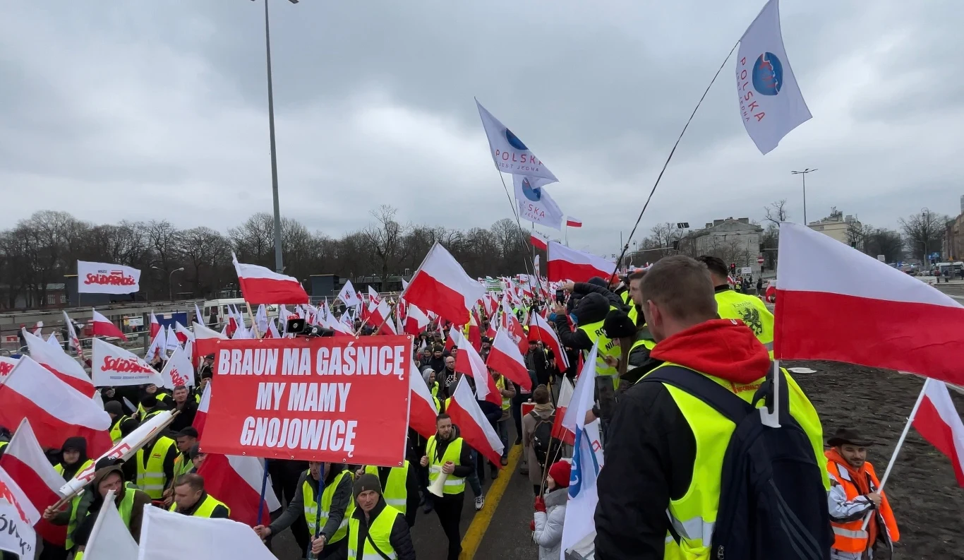 Demonstranci na placu na Rozdrożu