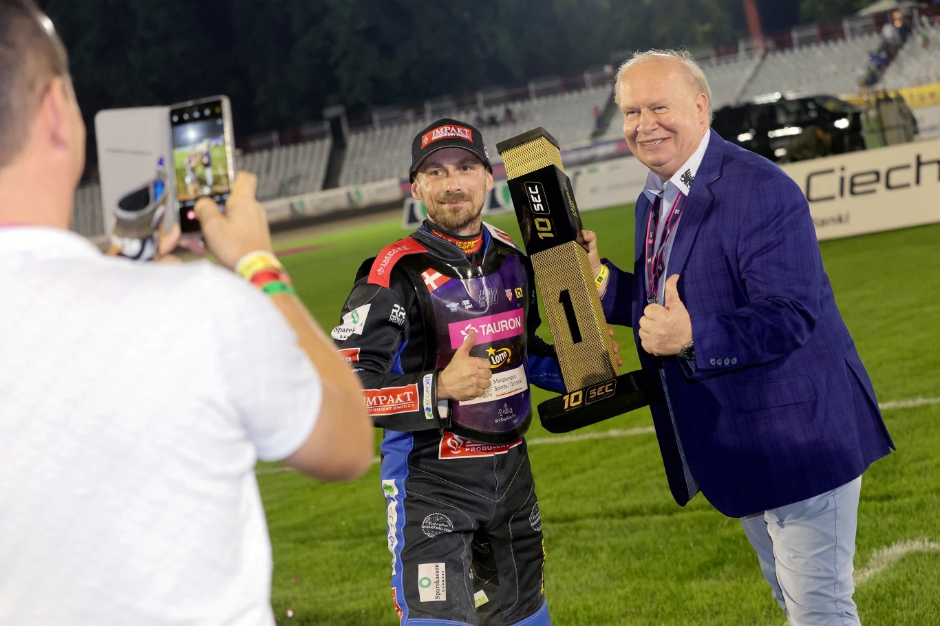 Prezes Jerzy Kanclerz pozuje do pamiątkowego zdjęcia z Leonem Madsenem.