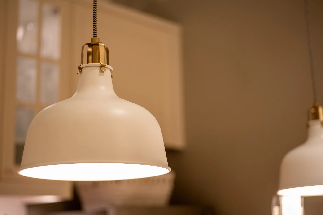 Lampy i klosze to siedliska kurzu. Aby je ściągnąć, trzeba często odkręcić żarówki