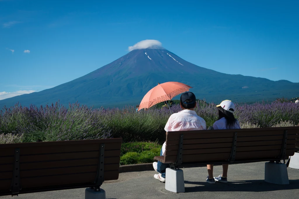 Góra Fuji (3776 m n.p.m.) to najwyższy szczyt Japonii i jednocześnie aktywny wulkan. Co roku wspinają się tam setki tysięcy osób