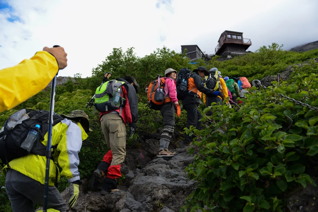Popularność szlaku prowadzącego na szczyt góry Fuji przerosła możliwości lokalnych władz. Dlatego wkrótce wprowadzone zostaną limity, a za wejście na szlak trzeba będzie płacić