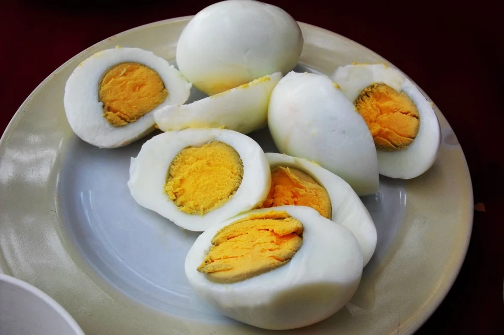 Jak rozpoznać jajko zbyt długo gotowane? To proste. Wokół żółtka tworzy się zielona obwódka