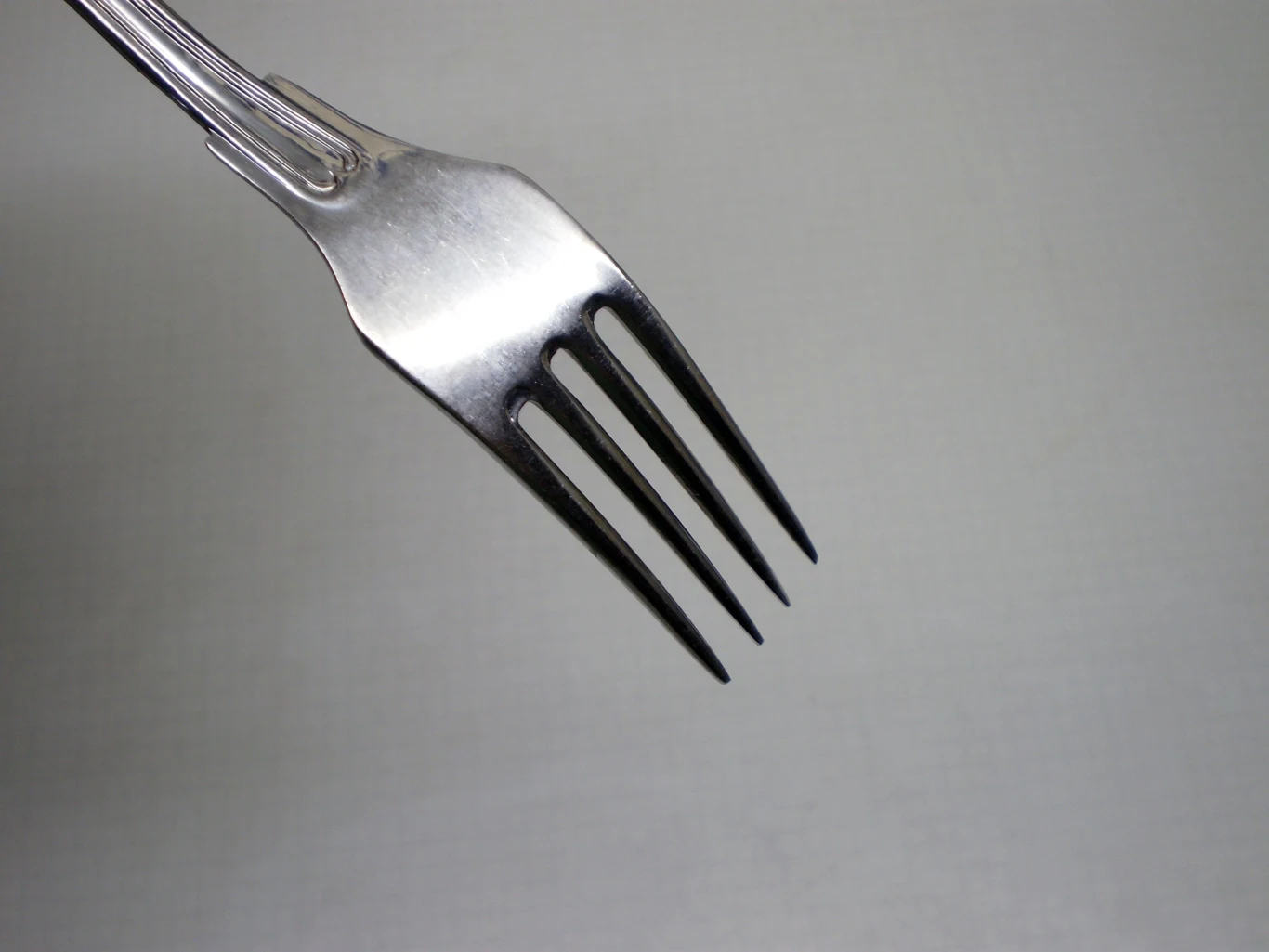 Kto by pomyślał, że popularny sztuciec pomoże naprawić zepsuty suwak w kurtce? Kto by pomyślał, że popularny sztuciec pomoże naprawić zepsuty suwak w kurtce?