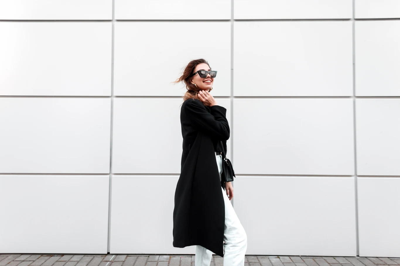 Zestawienie białego i czarnego jest ponadczasowe. Jak będzie się go nosić w tym sezonie? 