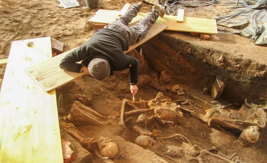 Archeolodzy korzystają z prowizorycznych "mostów" do badania szczątków