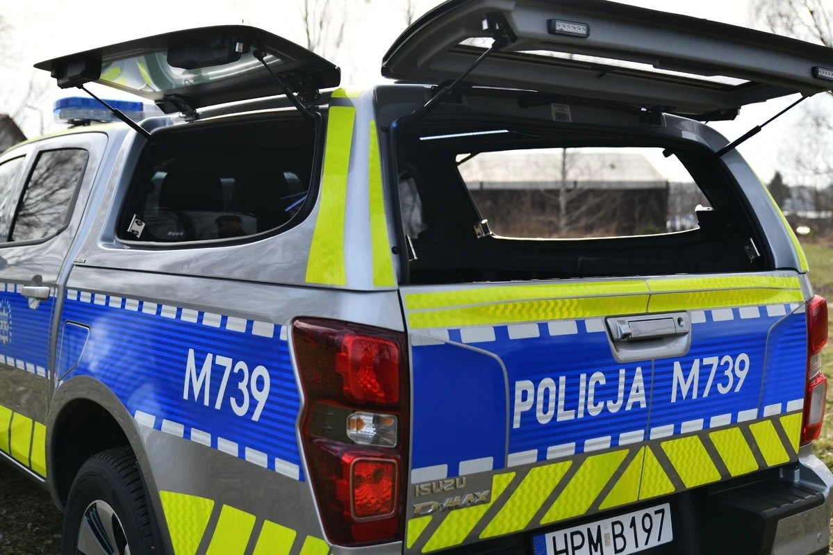 Policyjne Isuzu D-MAX ma zabudowaną skrzynię.