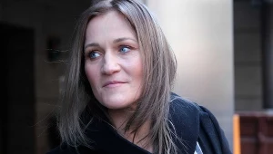 Iwona Guzowska przed studiem TVN