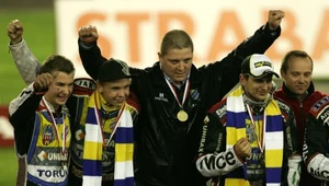 Wojciech Stępniewski na podium z zawodnikami Unibaxu Toruń.