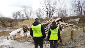 Nielegalne wysypisko nad rzeką we Wrocławiu. Śmieci uszkodziły wał Ślęzy