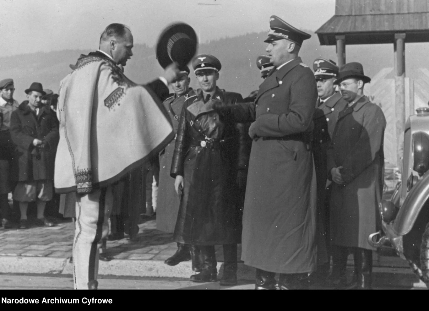 Przewodniczący Komitetu Góralskiego Wacław Krzeptowski (z lewej) wita gubernatora Hansa Franka po przybyciu do Zakopanego. Listopad 1939 roku