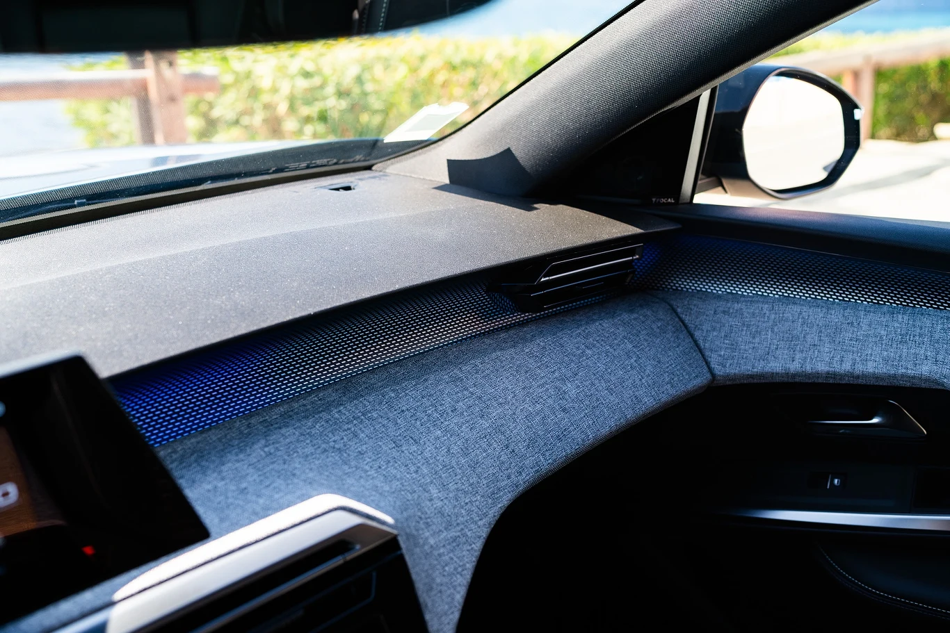 Nocą deska rozdzielcza rozświetla się na 8 różnych kolorów