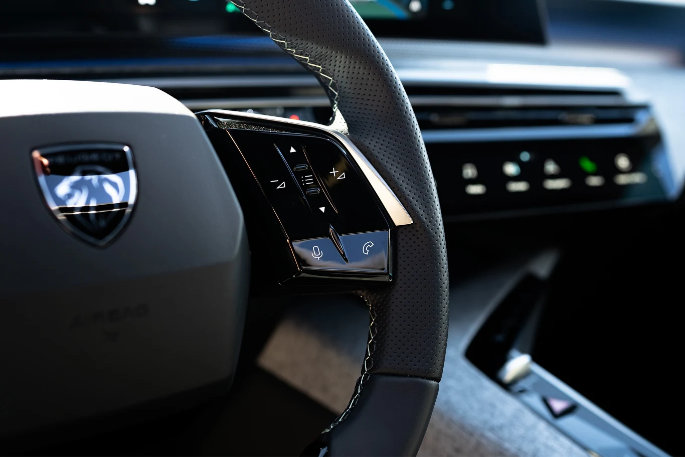 Kierownica jest bardziej kwadratowa, niż okrągła. Przyciski, choć wyglądają na dotykowe, są fizyczne.