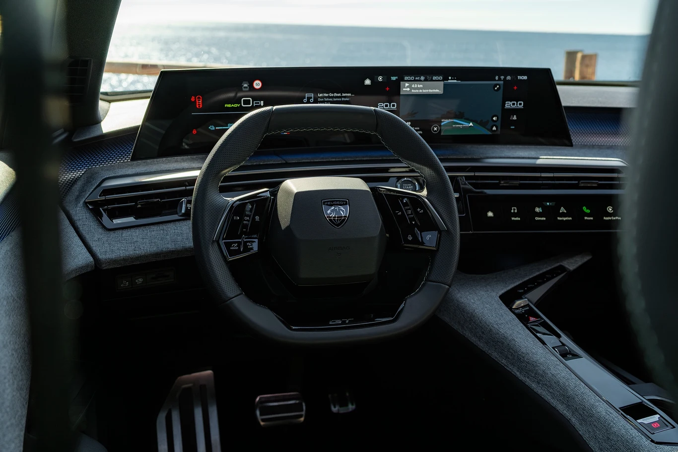 Kierownica jest bardziej kwadratowa, niż okrągła, ale dobrze leży w dłoniach.