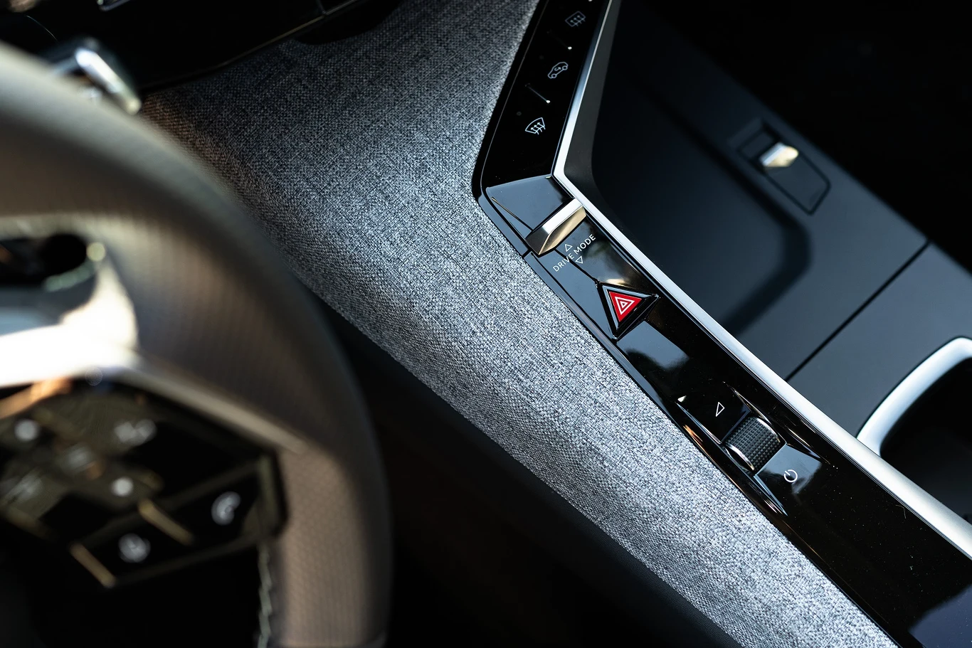 Pod prawą ręką kierowcy znajduje się selektor trybów jazdy, przycisk od świateł awaryjnych i pokrętło od głośności multimediów. Selektor biegów trafił na deskę rozdzielczą.