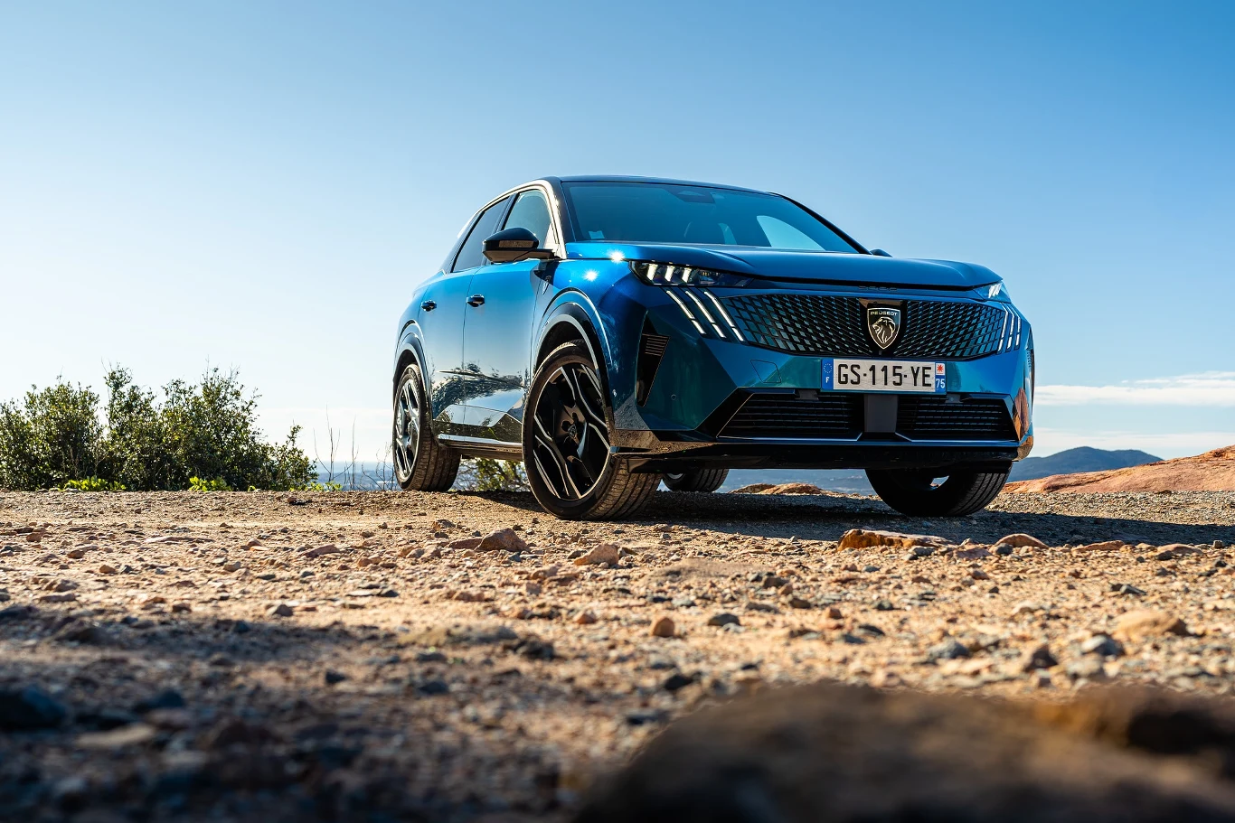 Nowy Peugeot E-3008 budzi respekt - wygląda na masywnego i silnego.