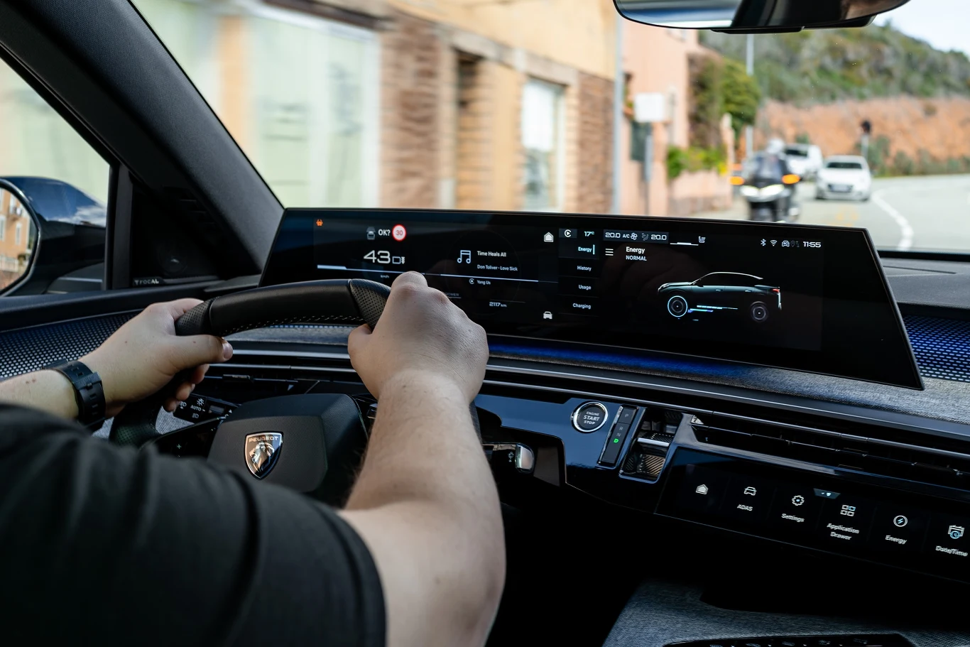 Nowy Peugeot E-3008 GT posiada w standardzie 21-calowy, lewitujący ekran. Na żywo robi naprawdę dobre wrażenie.