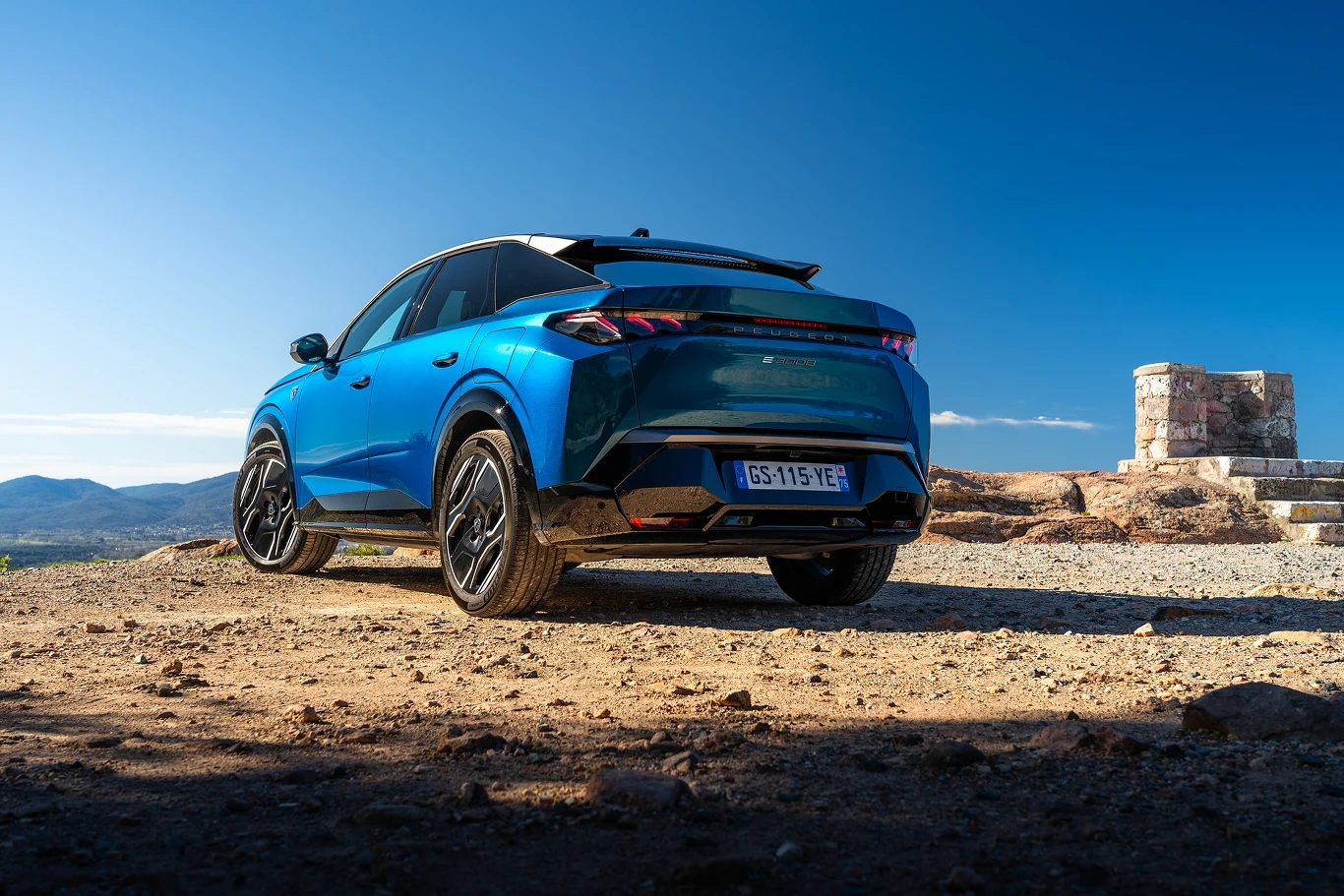 Nowy Peugeot E-3008. Styliści zaszaleli i postawili na odważną sylwetkę Fastback.