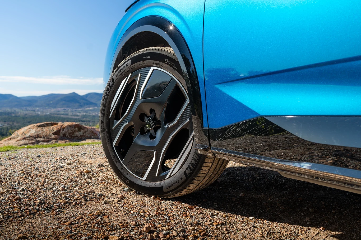 Elektryczny Peugeot E-3008 będzie dostępny w trzech wersjach - 210, 230 Long Range oraz 320 Dual Motor AWD.