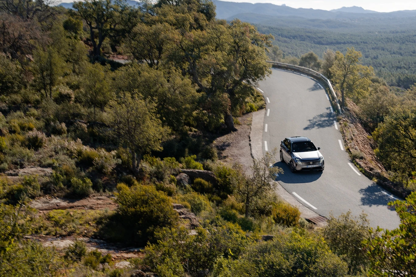 Pierwsze jazdy Peugeotem E-3008 odbyły się na obrzeżach Cannes.