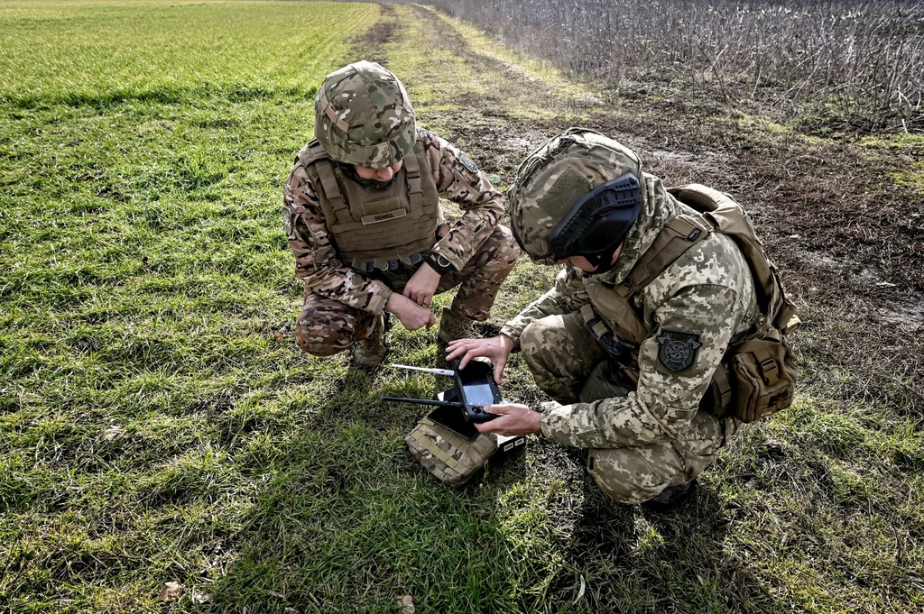 Ukraina testuje nowe rozwiązania dla dronów. To precyzyjna amunicja zrzucana z wysokości 1 km