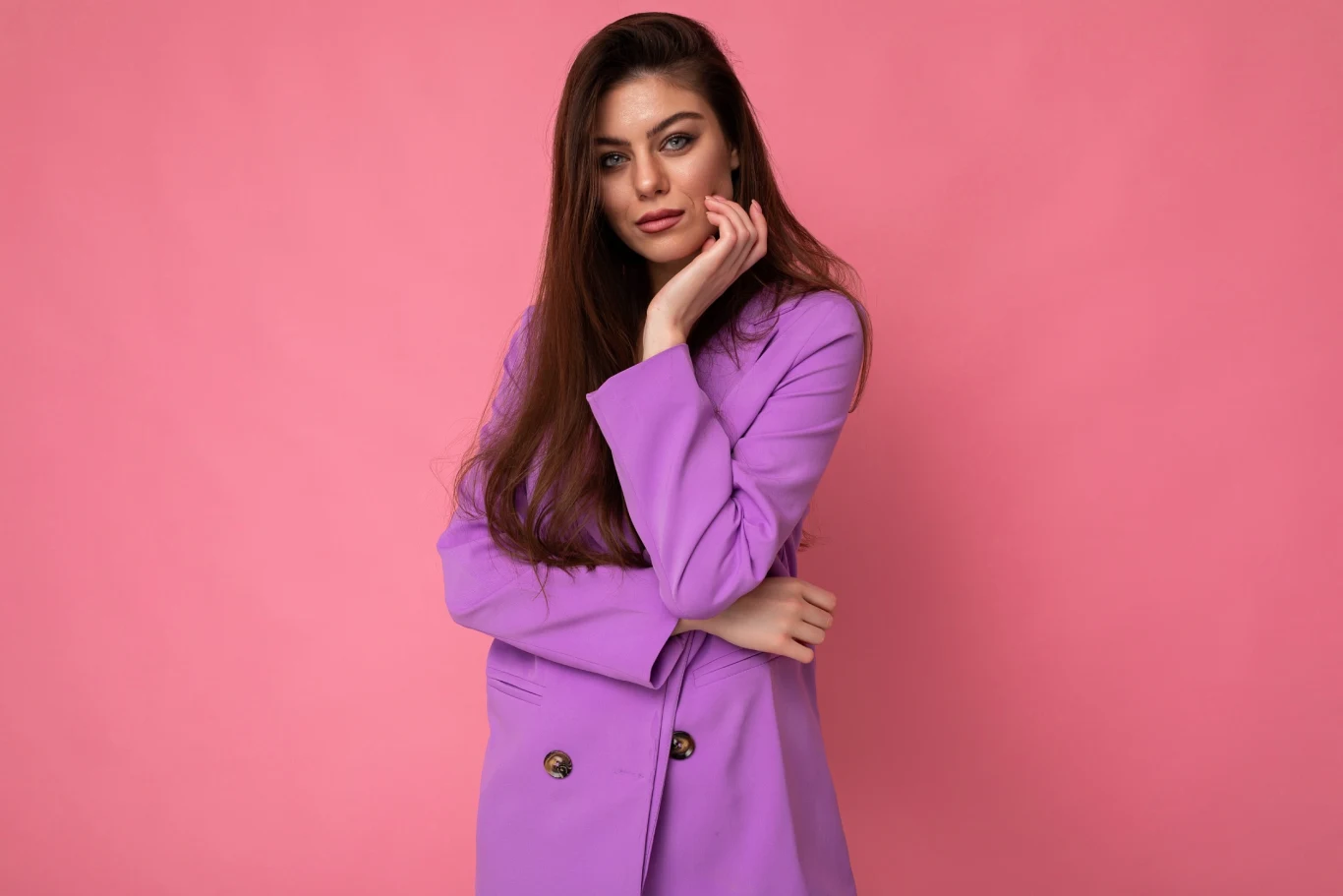 Damski garnitur w odcieniu lawendowym to idealny wybór na komunię