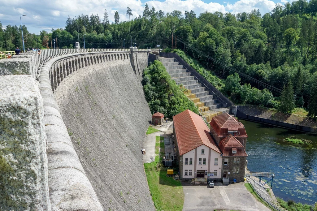 Zapora Pilchowice na rzece Bóbr - najwyższa zapora kamienna i łukowa oraz druga co do wysokosci i czasu powstania zapora wodna w Polsce