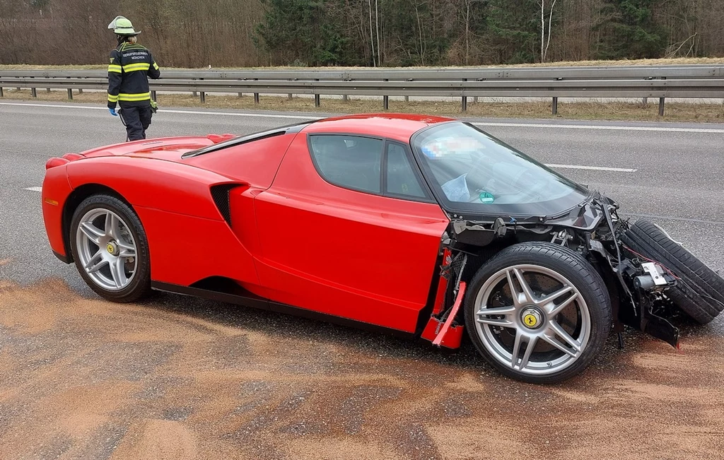 Wypadek Ferrari Enzo na autostradzie A99 w Niemczech / fot. Straż Pożarna 