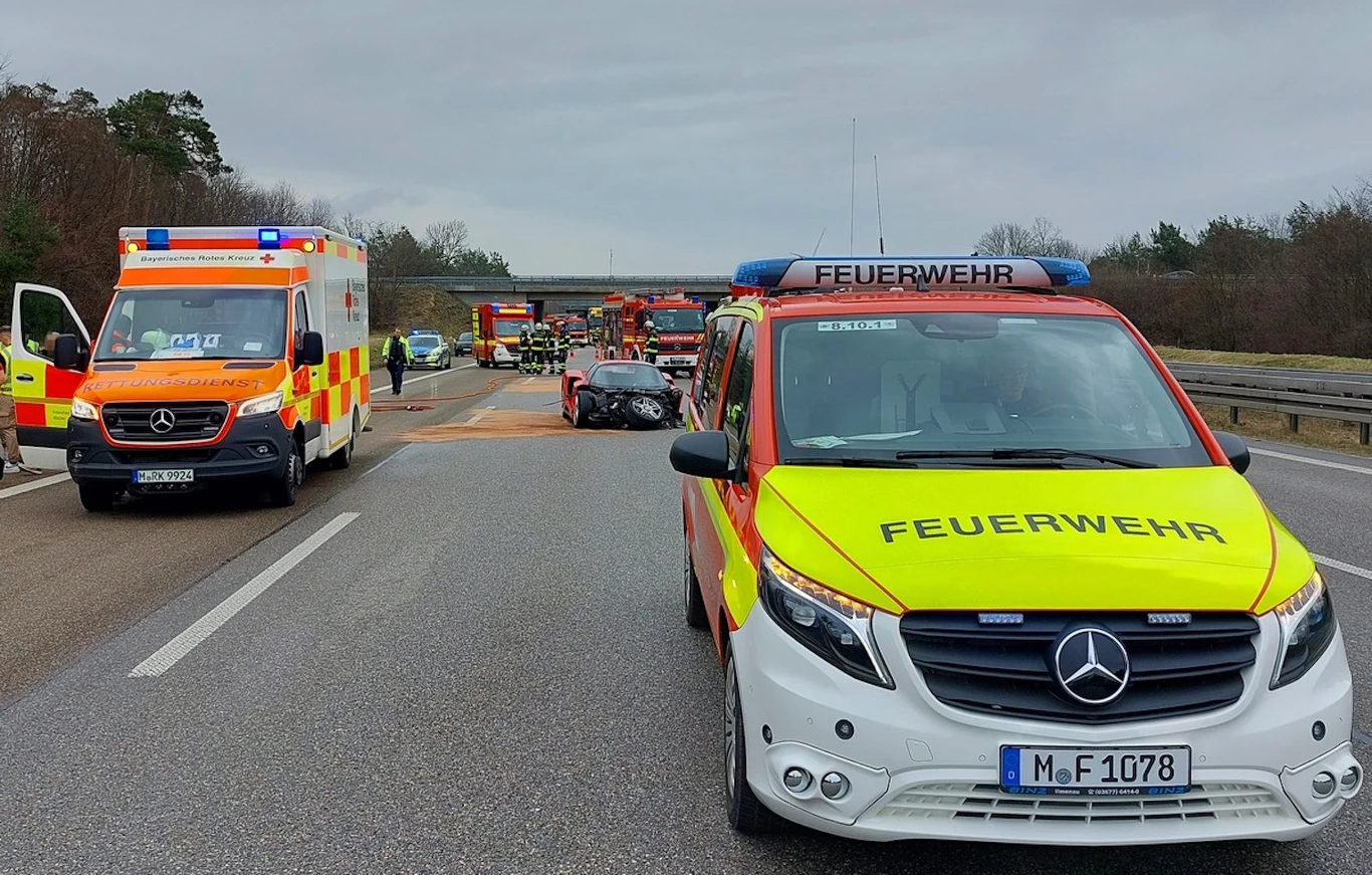Wypadek Ferrari Enzo na autostradzie A99 w Niemczech / fot. Straż Pożarna
