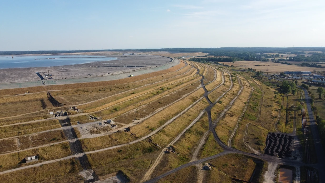 Widok na "Żelazny Most", gdzie powstanie największa tama w Polsce. Widok na "Żelazny Most", gdzie powstanie największa tama w Polsce.