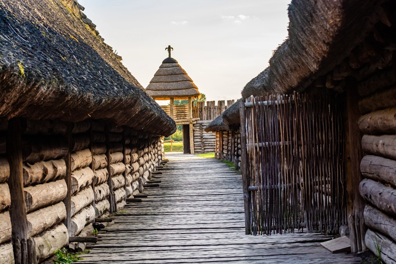 W Biskupinie można dosłownie przenieść się w przeszłość