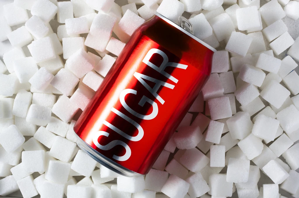 Słodkie napoje - słodzone zarówno sztucznymi słodzikami, jak i konwencjonalnym cukrem, wywierają negatywny wpływ na nasze zdrowie