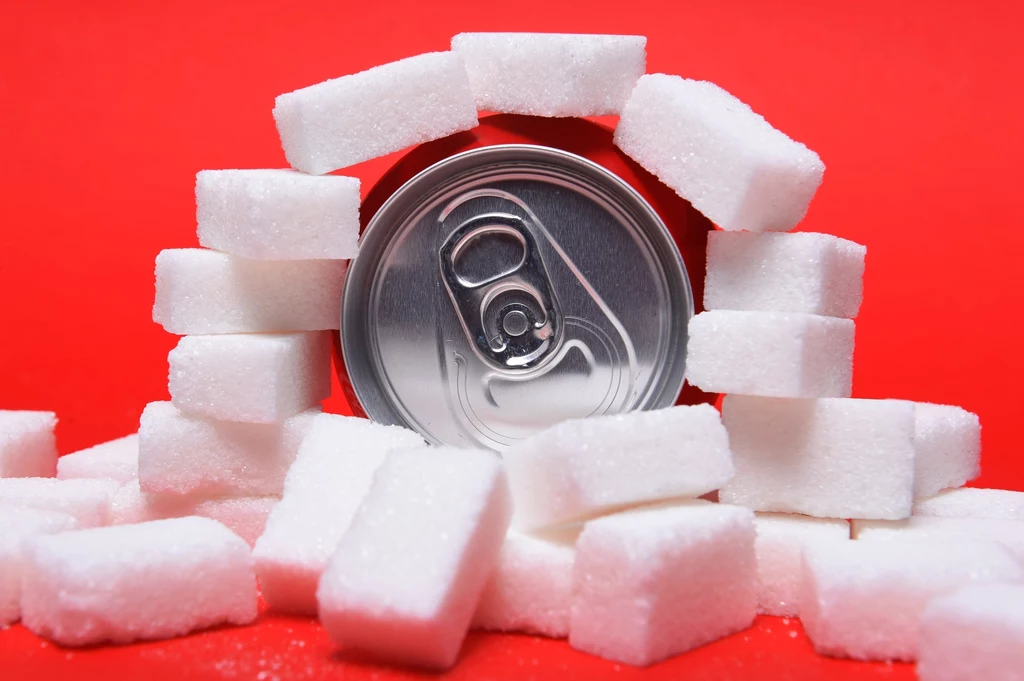 Obecnie na wielu popularnych i ogólnodostępnych napojach widnieje informacja "bez cukru". Nie oznacza to, że napój nie zawiera innych słodzików